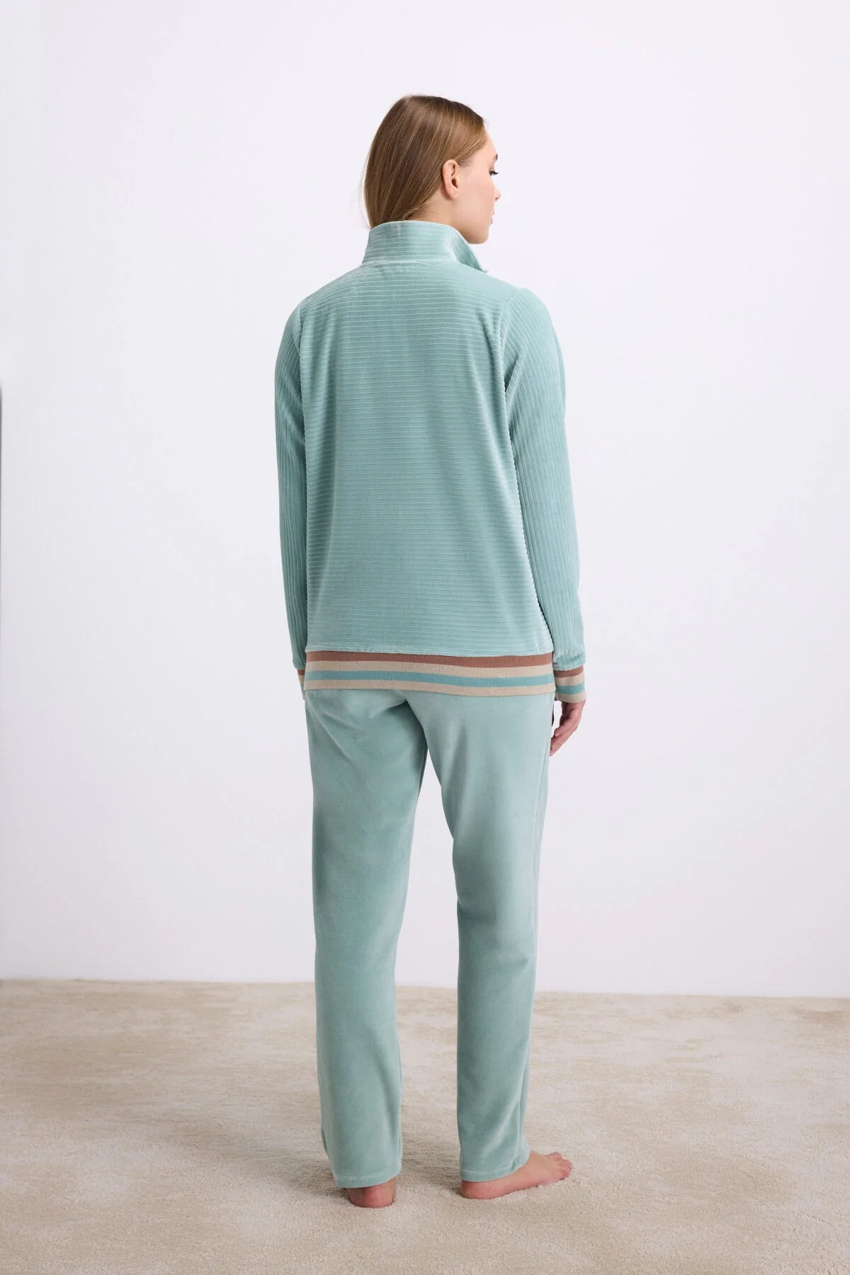 anil-kadin-kadife-dokulu-uzun-kollu-sweatshirt-ve-pantolon-takimi-11588-ani-l-2601-1.webp