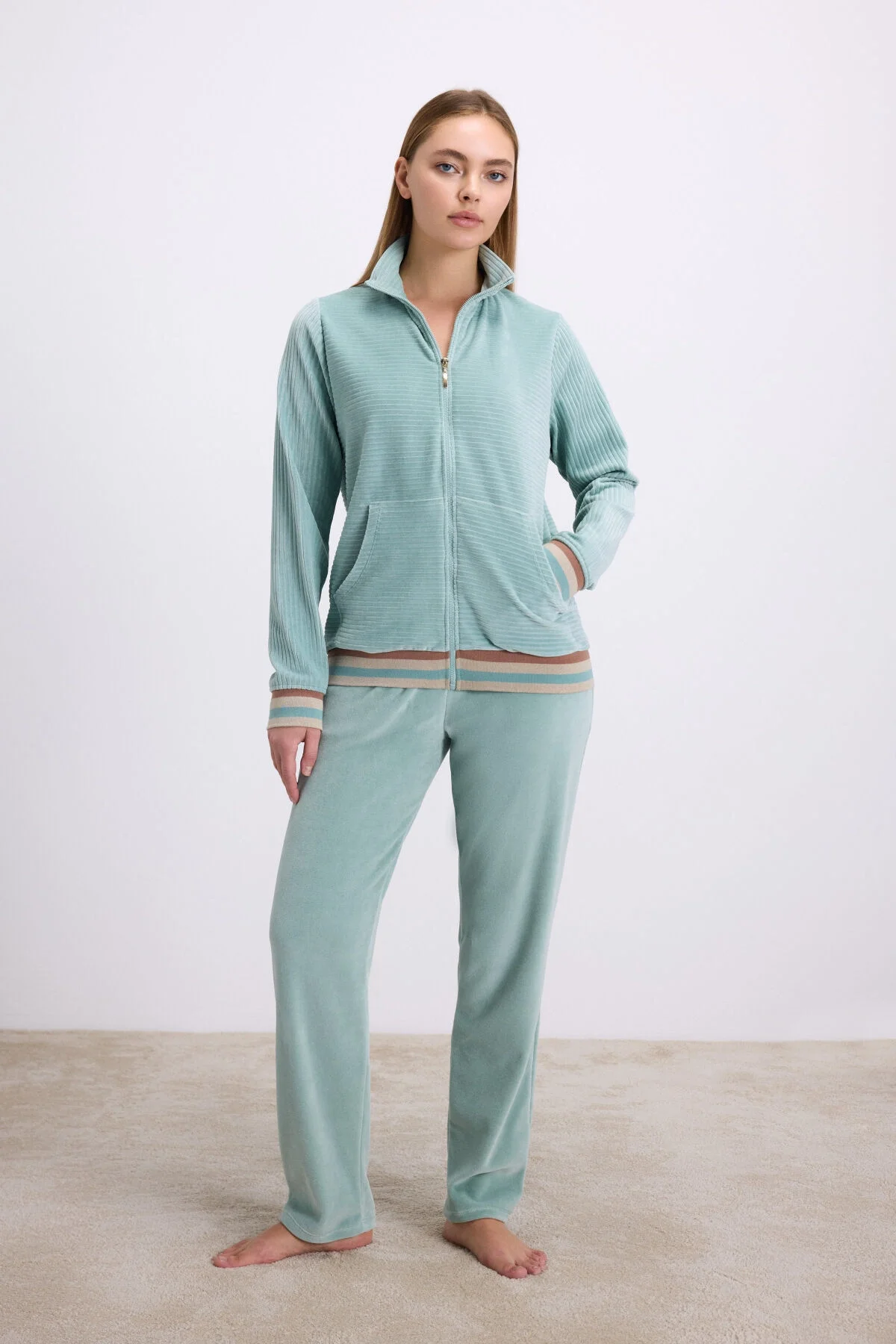 anil-kadin-kadife-dokulu-uzun-kollu-sweatshirt-ve-pantolon-takimi-11588-ani-l-2601.webp